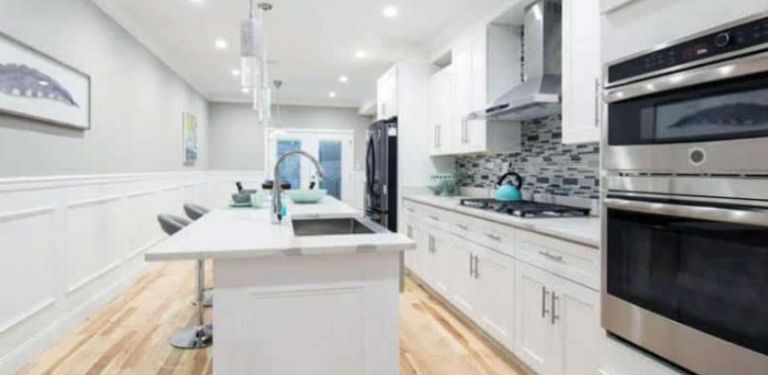 廚房護墻板：要了解的優點、缺點和成本理念